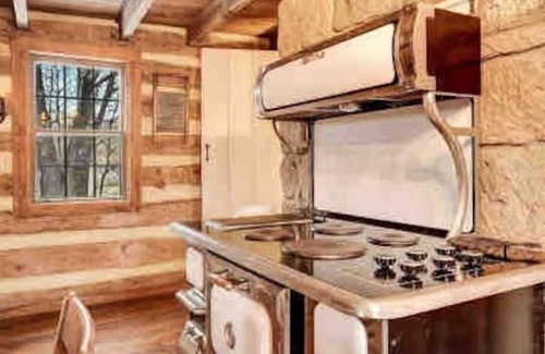 Bentonville Cabina | John Pope Cabin A beautifully 1865 renovated authentic log cabin