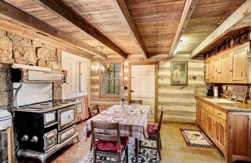 Bentonville Cabina | John Pope Cabin A beautifully 1865 renovated authentic log cabin