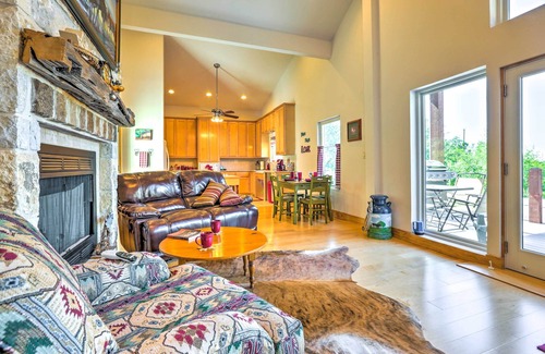 Johnson City Casa | Rústico Johnson City Home w / Hot Tub-2 millas de la ciudad