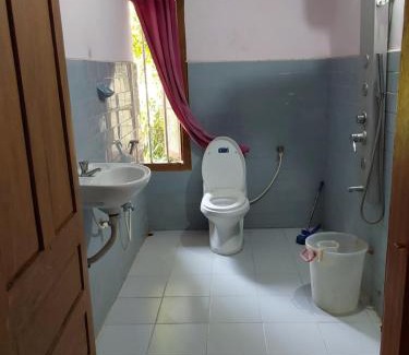 Sea View Ward Casa | Johnson's Homestay With Pool & Ecohouseboat near town beach