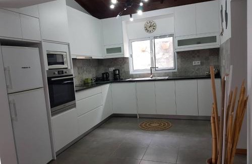 Mosteiros Casa | Join our relaxed house near the beach - Mosteiros