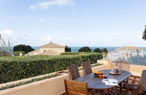 Colares Casa | ALTIDO Splendid 4-BR House w/Swimming Pool & Sea View