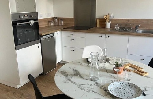 Hennebont Apartamento | Joli Appartement T2, Plein Centre Ville D'hennebont , Parking Gratuit