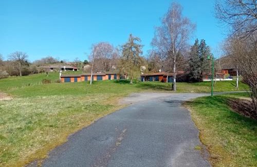 Saint-Remy-Sur-Durolle Casa | Joli Gîte Fushia Au Bord Du Lac