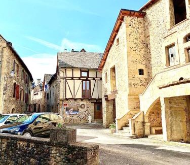 Sainte-Eulalie-d'Olt Casa | Jolie maison deux chambres et canapé-lit #au cœur du village#