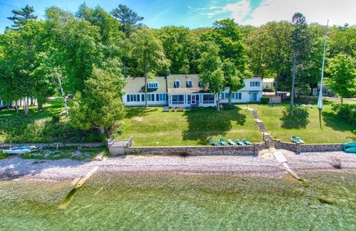 Lake Leelanau Condominio | JOLLI-LODGE~Beach Resort in Leland
