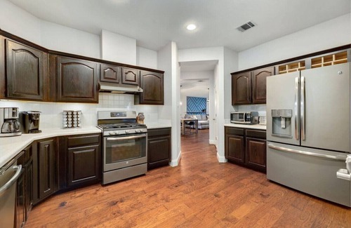 Milwood Casa | 'Jollyville Jewel' Pet-friendly, w/yard, work space, near Domain