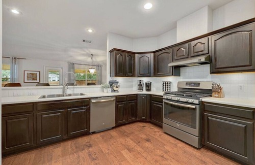 Milwood Casa | 'Jollyville Jewel' Pet-friendly, w/yard, work space, near Domain