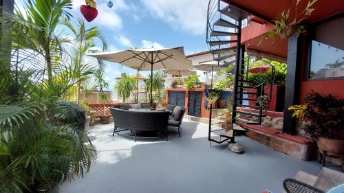 Cerro Apartamento | Jonathans Lugar at Villa Amistad - Cozy 1BR Studio with Balcony, Ocean Views & Heated Pool, Walk to Malecon