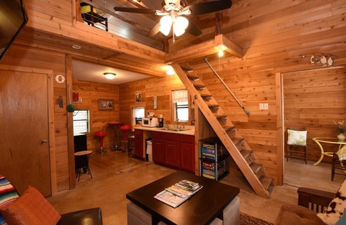 Utopia Cabina | Jones Riverside Cabin-Premium-Cabaña de madera-Baño en la habitacion-Vista al...