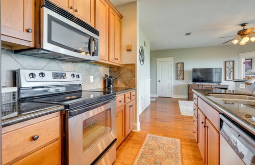 Jonestown Condominio | Jonestown Condo on Lake Travis w/ Community Pool!
