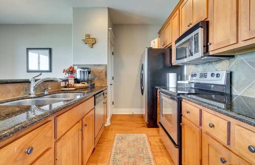 Jonestown Condominio | Jonestown Condo on Lake Travis w/ Community Pool!