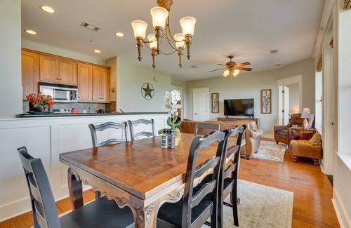 Jonestown Condominio | Jonestown Condo on Lake Travis w/ Community Pool!