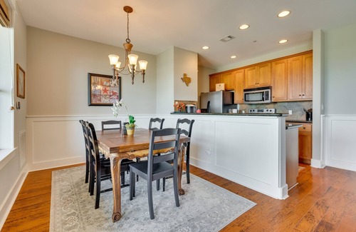 Jonestown Condominio | Jonestown Condo on Lake Travis w/ Community Pool!