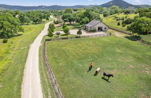 Bandera Casa | Josietta's Hill Country Hideaway