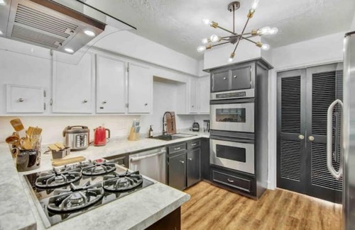 Missouri City Casa | Joyful Hawaii Amazing Pool 4BRs Home in Missouri city- super highway accessible