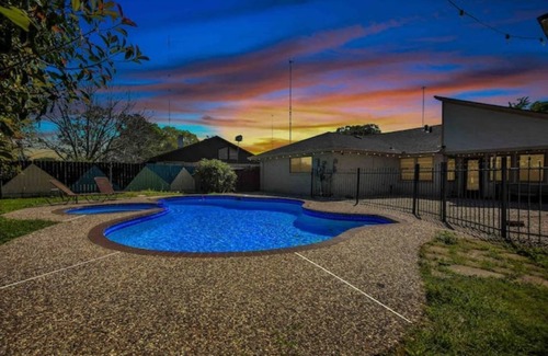 Missouri City Casa | Joyful Hawaii Amazing Pool 4BRs Home in Missouri city- super highway accessible