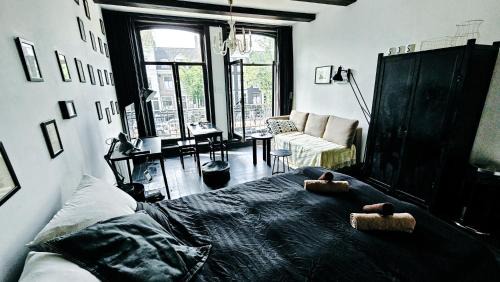 De Weteringschans Cama Y Desayuno | JoyJoyJoy the Black Beauty ecolicious studio in a canal house with French balcony with view on the canals