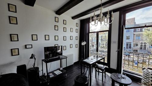 De Weteringschans Cama Y Desayuno | JoyJoyJoy the Black Beauty ecolicious studio in a canal house with French balcony with view on the canals