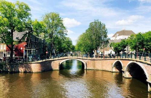 De Weteringschans Cama Y Desayuno | JoyJoyJoy the Black Beauty ecolicious studio in a canal house with French balcony with view on the canals