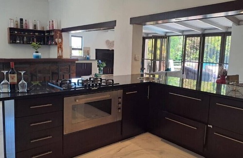 Parow Casa | Joyous Luxuries Guesthouse