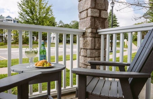 Oro-Medonte Apartamento | Jr Club Suite: Kitchenette, Pool, HotTub, Gym, BBQ
