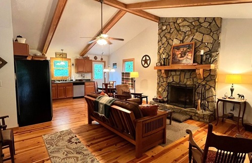 Lake Lure Cabina | JR's Cabin in Riverbend at Lake Lure