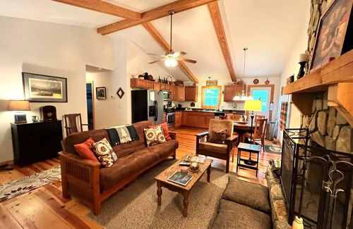 Lake Lure Cabina | JR's Cabin in Riverbend at Lake Lure