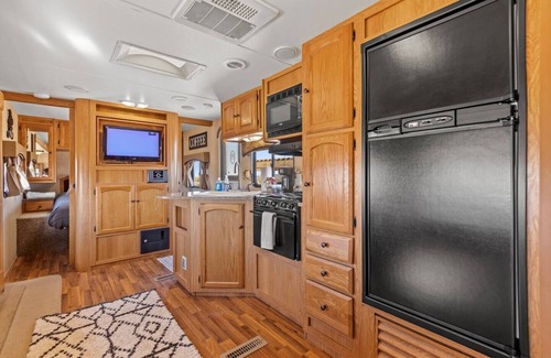 Joshua Tree Casa | JT Village Campground - Bunkhouse