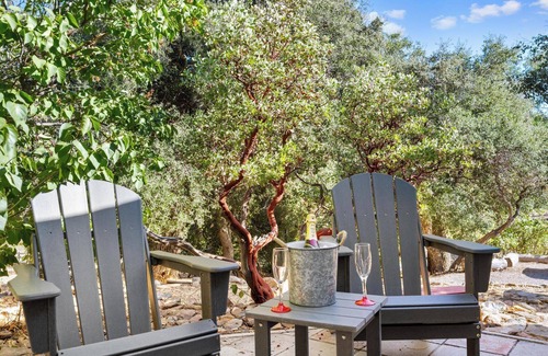 Julian Apartamento | Julian Cafe Couples Cottage - Breakfast Included at The Julian Cafe & Bakery!