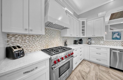 Sunnyside Casa | July 19-Aug 2 Open High end open-concept home, with 3 king beds