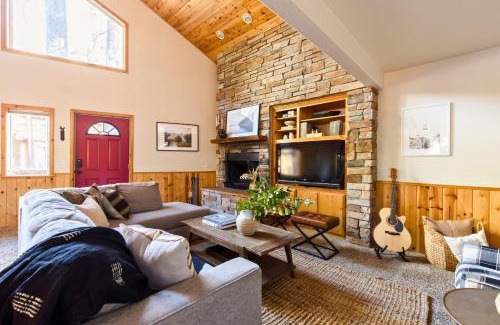 Summit Estates Casa | Jumper By AvantStay Serene Stylish Cabin w Hot Tub