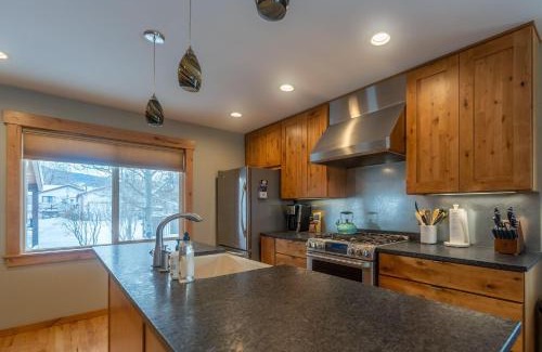 Livingston Casa | Jumping Off Point
