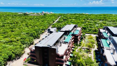 Playa Paraiso Apartamento | Jungle Guardian - Rooftop Pool & Beach Club in Zona Hotelera Tulum