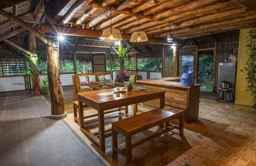 Valencia Villa | Jungle House: Riverside Retreat con piscinas naturales