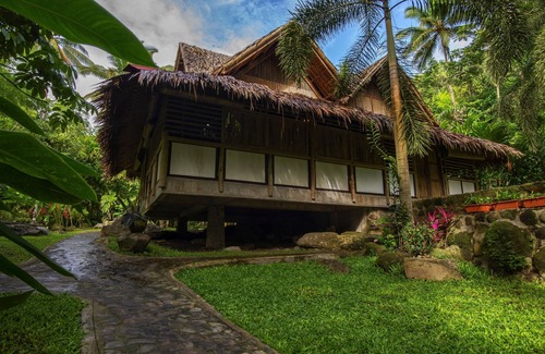 Valencia Villa | Jungle House: Riverside Retreat con piscinas naturales