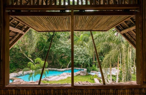Valencia Villa | Jungle House: Riverside Retreat con piscinas naturales