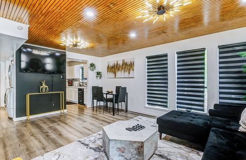 Montrose Casa | Jungle Midtown Oasis