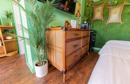 Trenton Hotel | Jungle Room #7 - 1960 Retro Motel