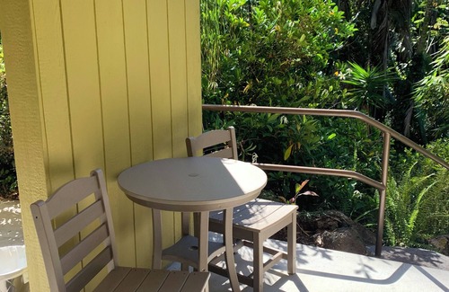 Hilo Casa | Jungle view bedroom with private entrance,outdoor private Bali style bathroom