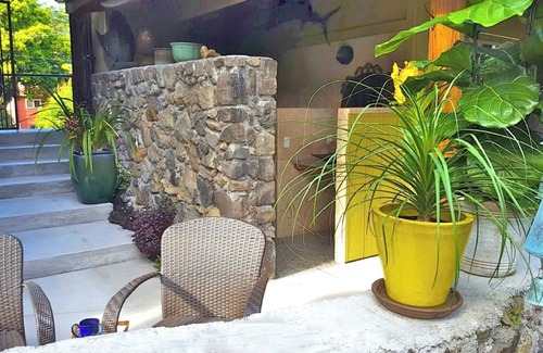 Hilo Casa | Jungle view bedroom with private entrance,outdoor private Bali style bathroom