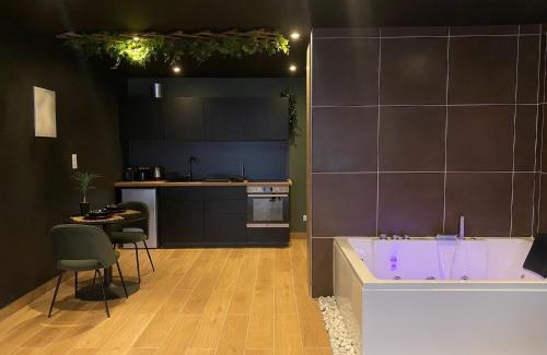 Prefecture Apartamento | Junglia Suite - Spa & Ciné
