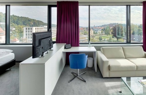 Schwaebisch Gmuend Apartamento | Junior Suite Gold con ventanal y cama king size con somier