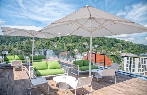 Schwaebisch Gmuend Apartamento | Junior Suite Gold con ventanal y cama king size con somier