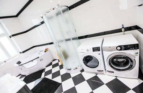 Favoriten Apartamento | Junior Suite: Luxurious 100 m² Apartment with Parking