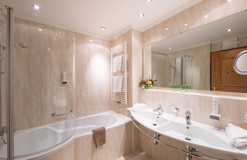 Zell am See Hotel | Junior Suite, ducha o baño, WC, sala de estar / dormitorio - Zum Hirschen, Hotel