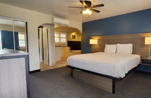 Downtown Hotel | Junior Suite with a Jetted Tub