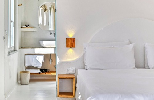 Forio Cama Y Desayuno | Junior Suite with a wide balcony and sea view