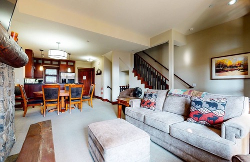 Mammoth Lakes Cabina | Juniper Crest 6 3 Bedroom Townhouse by RedAwning
