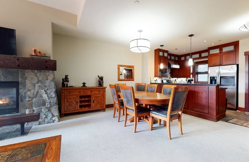 Mammoth Lakes Casa | Juniper Crest 6 Luxury Home, Walk to Eagle Lodge and Gorgeous Mountain Views by RedAwning